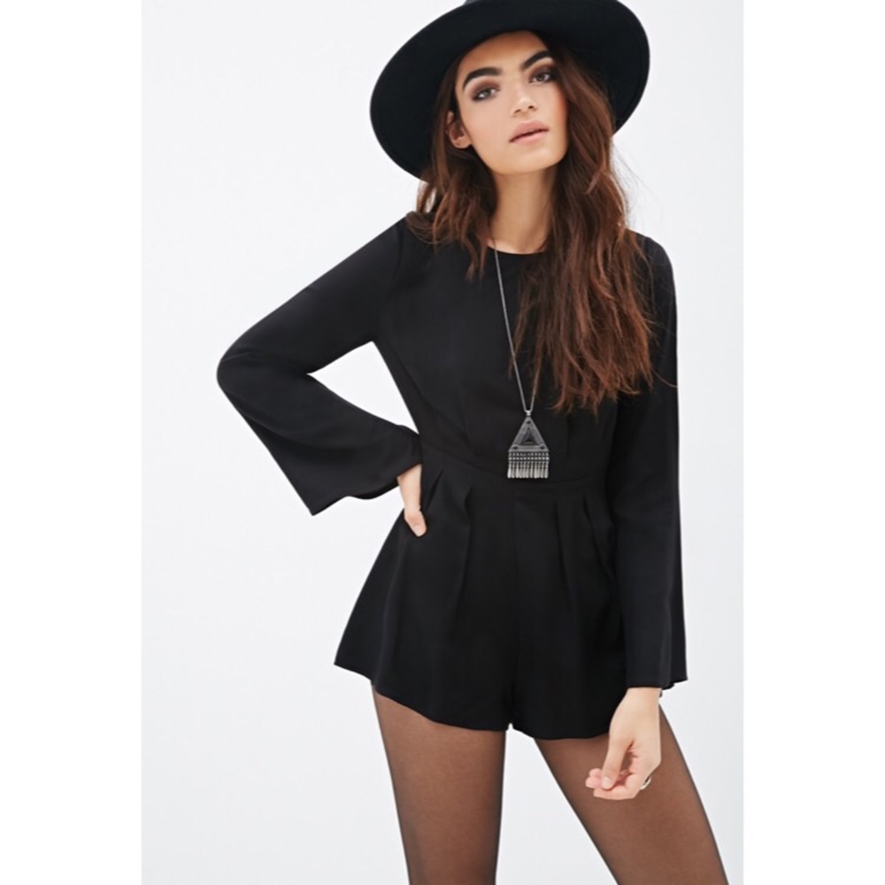💀Forever 21 Black Pleated Bell Sleeve Romper💀